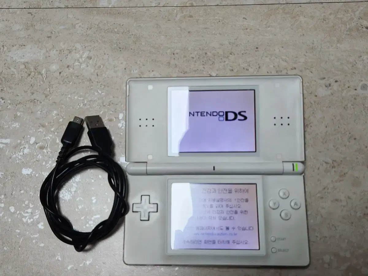 닌텐도 ds lite 화이트 충전기도 드립니다.